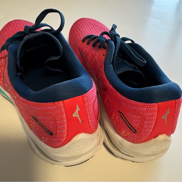 Womans size 8 mizuno wave running shoe - Picture 7 of 9